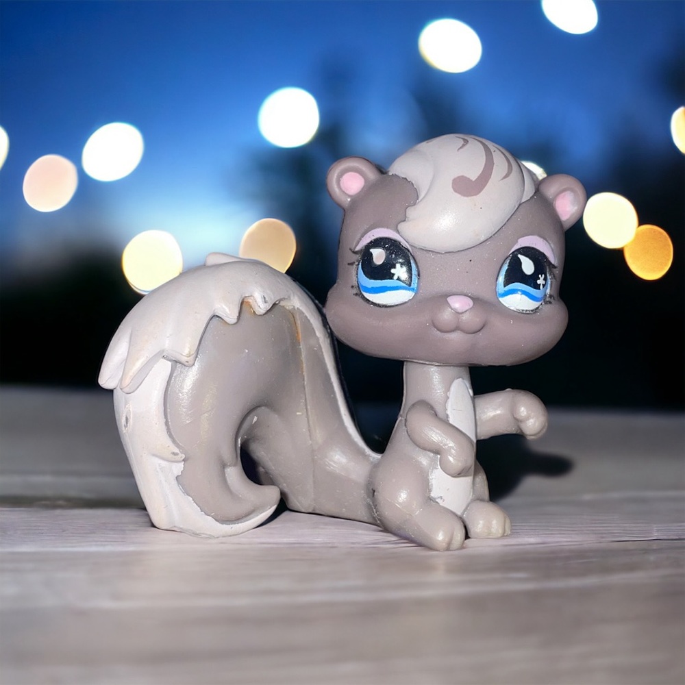 littlest pet shop # 484 dark gray squirrel with light gray tail stripe blue eyes